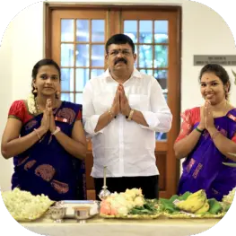 Traditional wedding welcome girls
